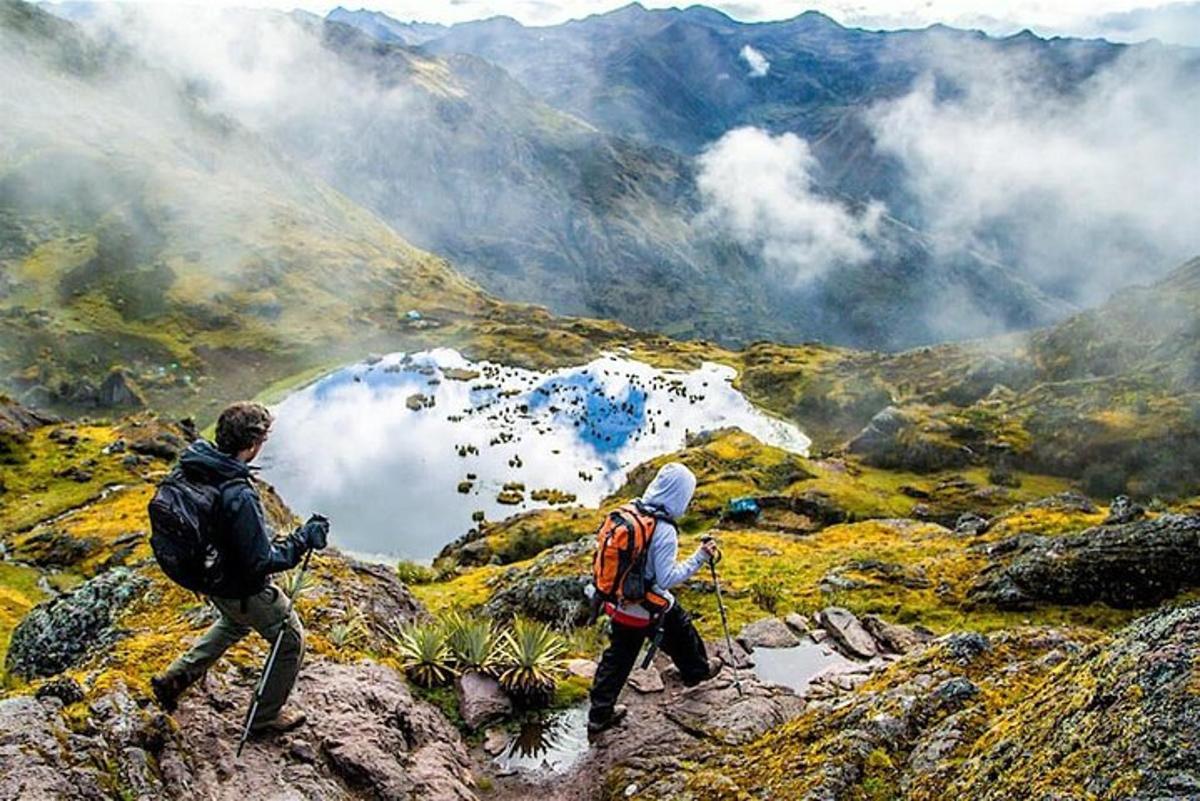duas pessoas em pé no topo de uma montanha
