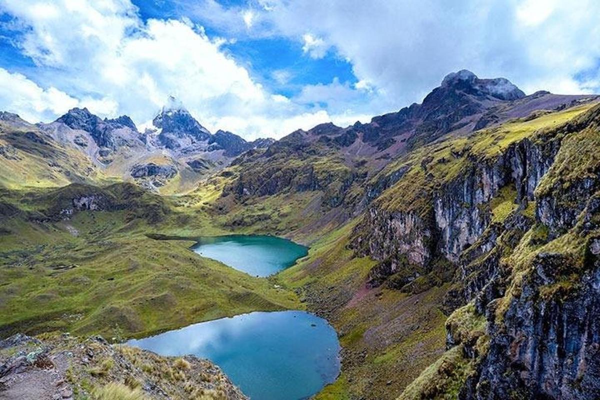uma vista aérea de uma montanha com dois lagos