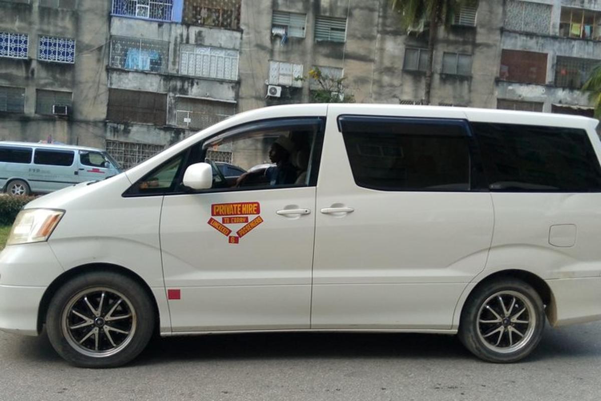isang puting van na may sticker sa gilid
