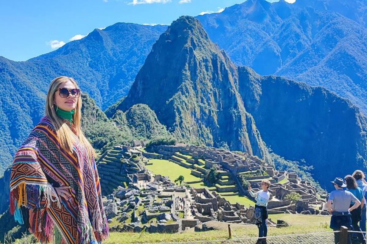 una donna in piedi sulla cima di una montagna