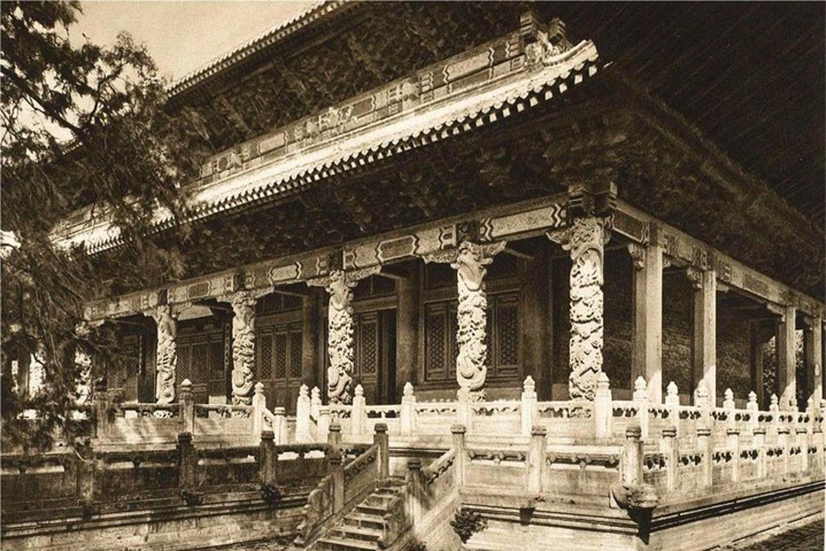 a black and white photo of a building