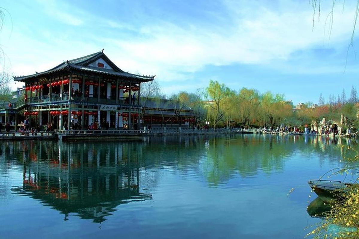 un edificio in mezzo a un lago