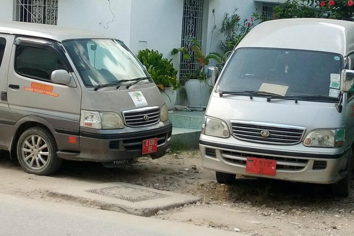 zwei Lieferwagen nebeneinander auf einer Straße geparkt