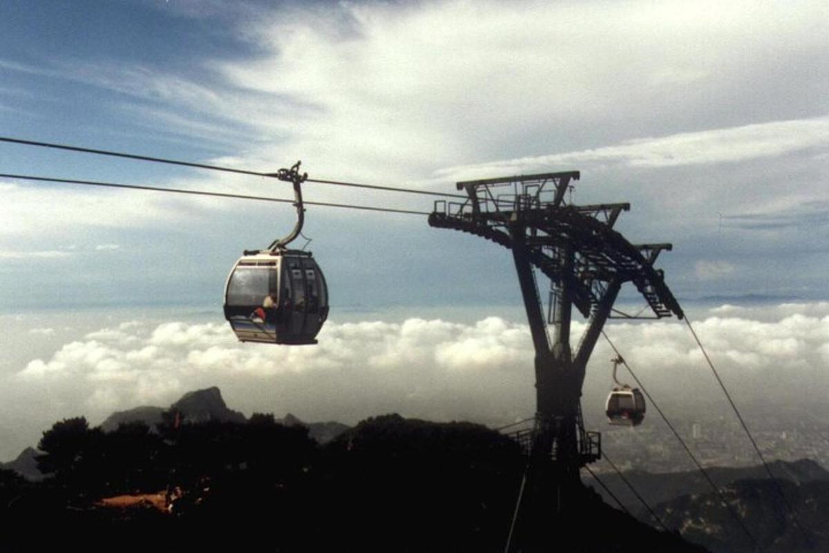 Dos góndolas en un telesquí en una montaña