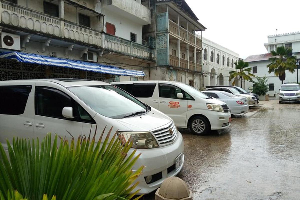 sekumpulan kereta diletakkan di tempat letak kereta