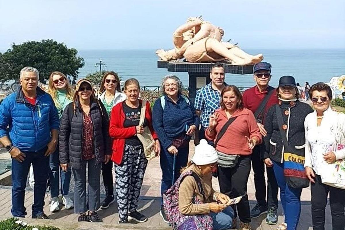 grupp inimesi, kes seisavad kuju ees