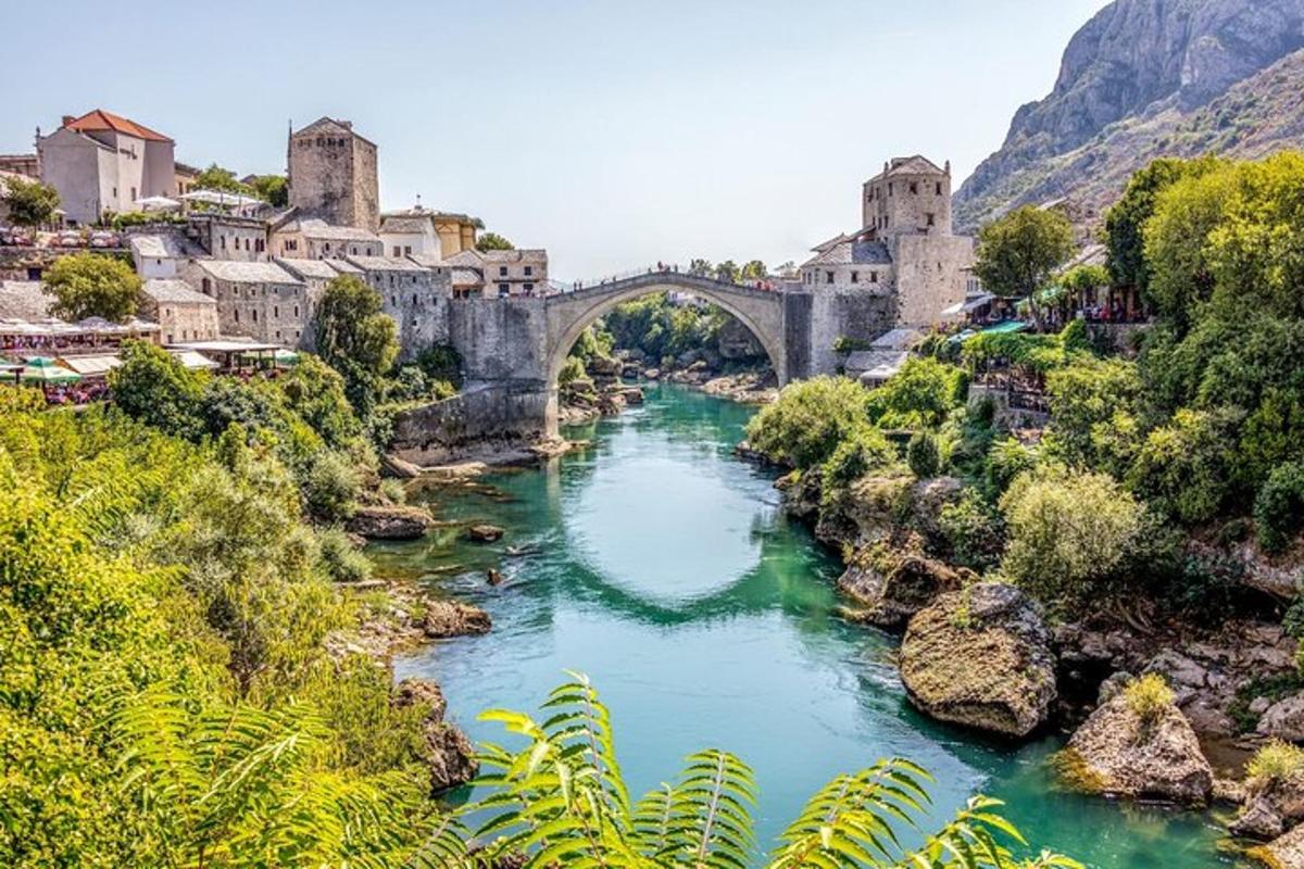 un pont sobre un riu en una ciutat amb edificis