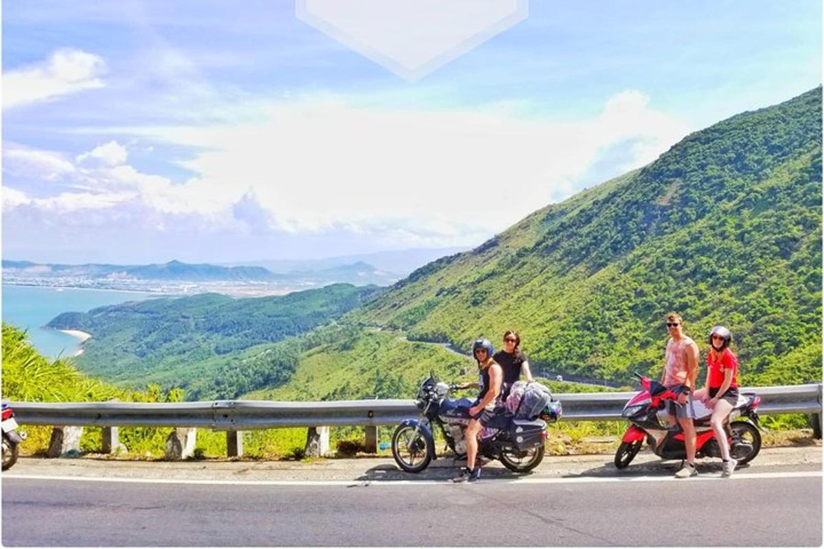 Un grupo de personas que viajan en motocicleta por una carretera de montaña.