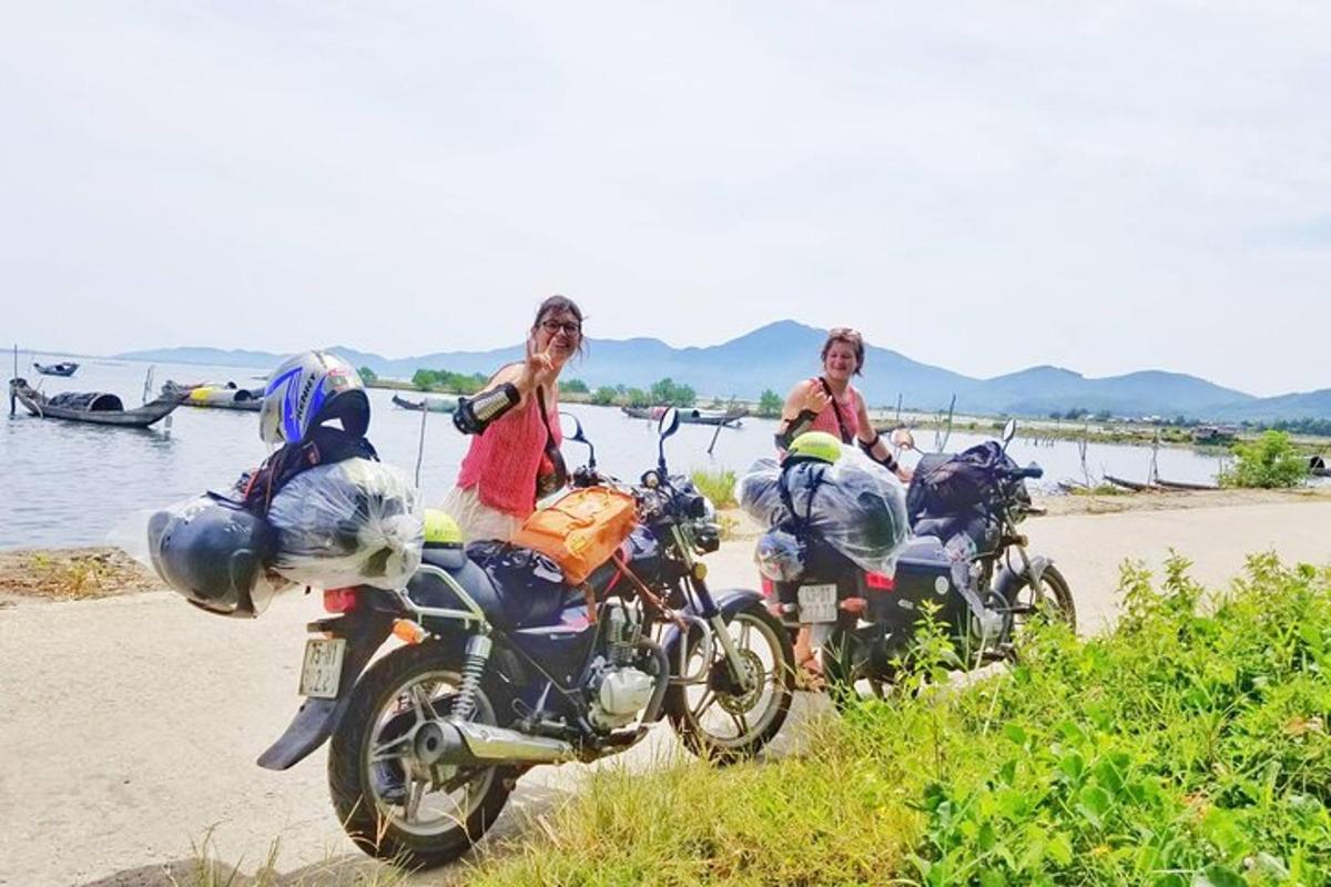 Dvi moterys sėdi ant motociklų paplūdimyje