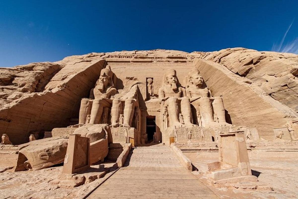 un antico edificio con due statue nel deserto