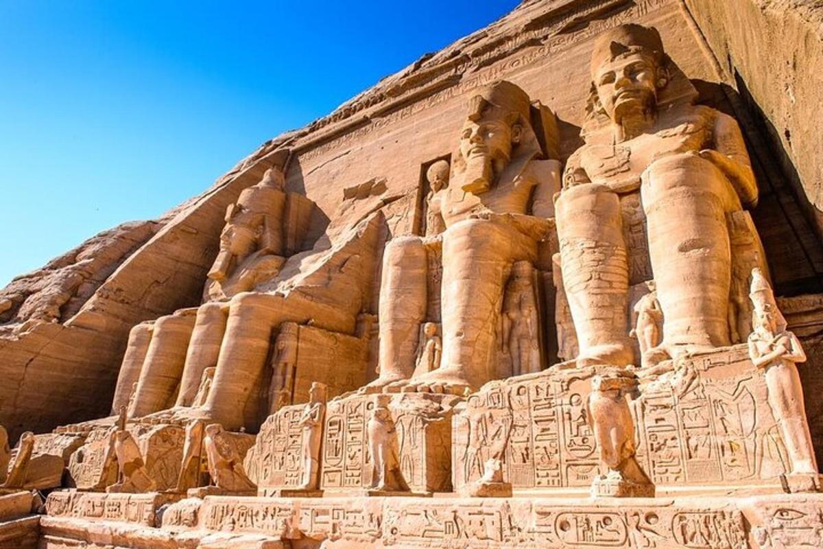 un grande edificio con statue ai lati