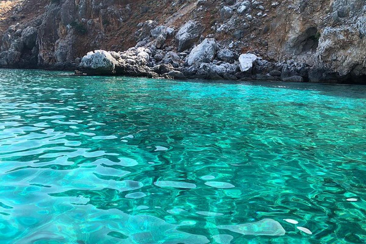 ένα μεγάλο σώμα γαλάζιων νερών δίπλα σε έναν γκρεμό