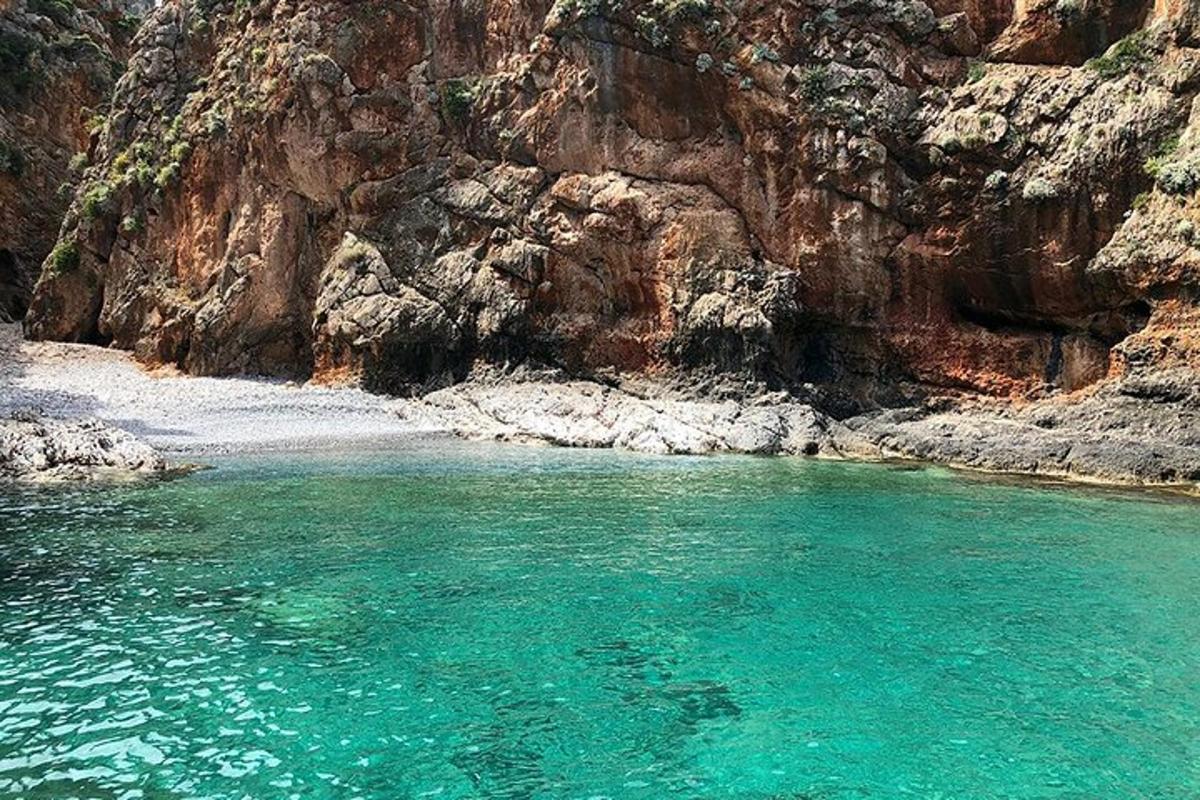 ένα υδάτινο σώμα δίπλα σε έναν βραχώδη γκρεμό