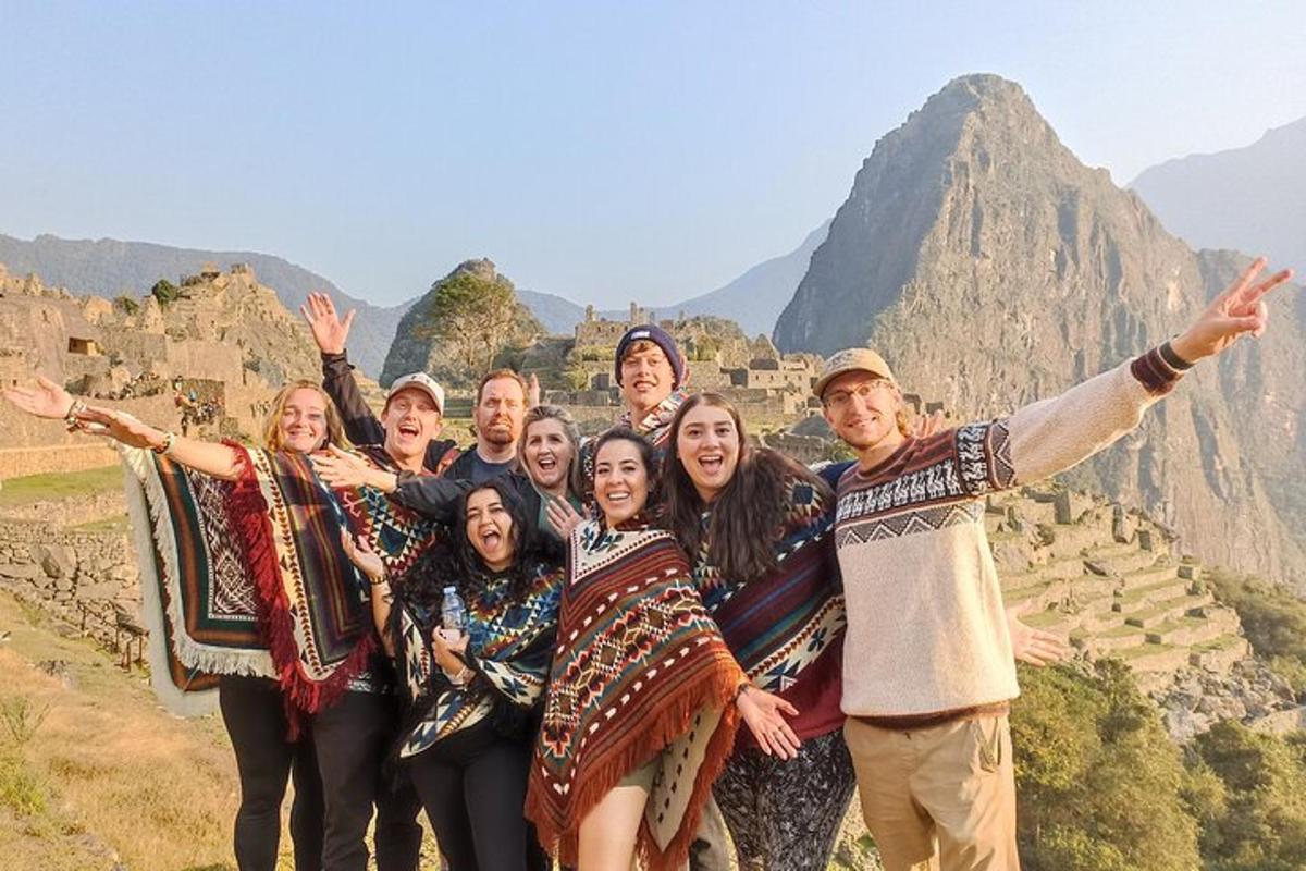 Hópur fólks pósar fyrir myndatöku á Machu Picchu fjallinu