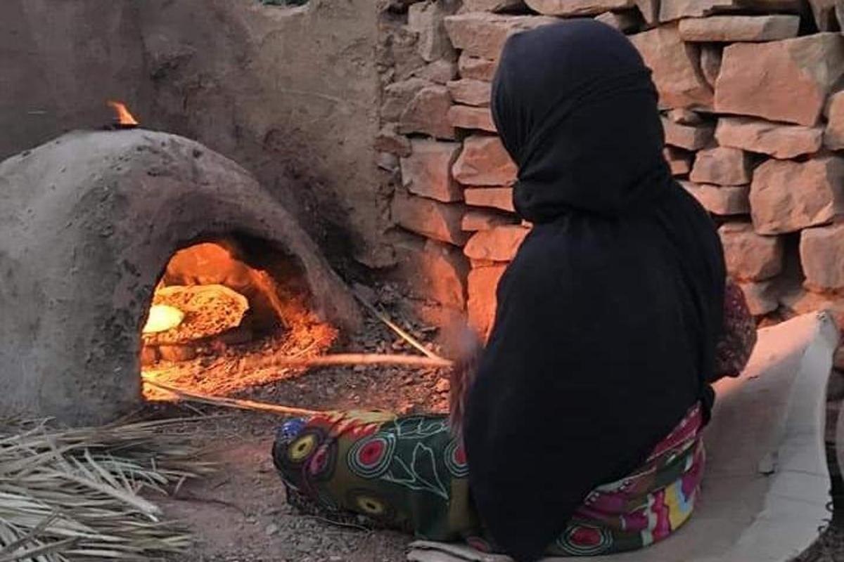 una dona està dreta davant d'un forn