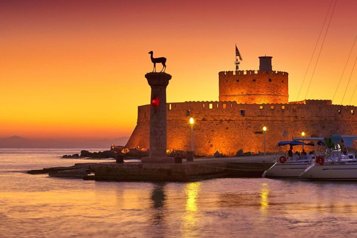 Una puesta de sol con un castillo y una estatua de un canguro en un poste.
