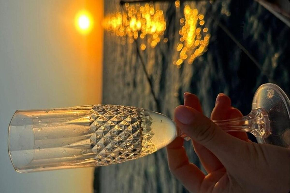 Maður heldur á hárþurrku fyrir framan lampa