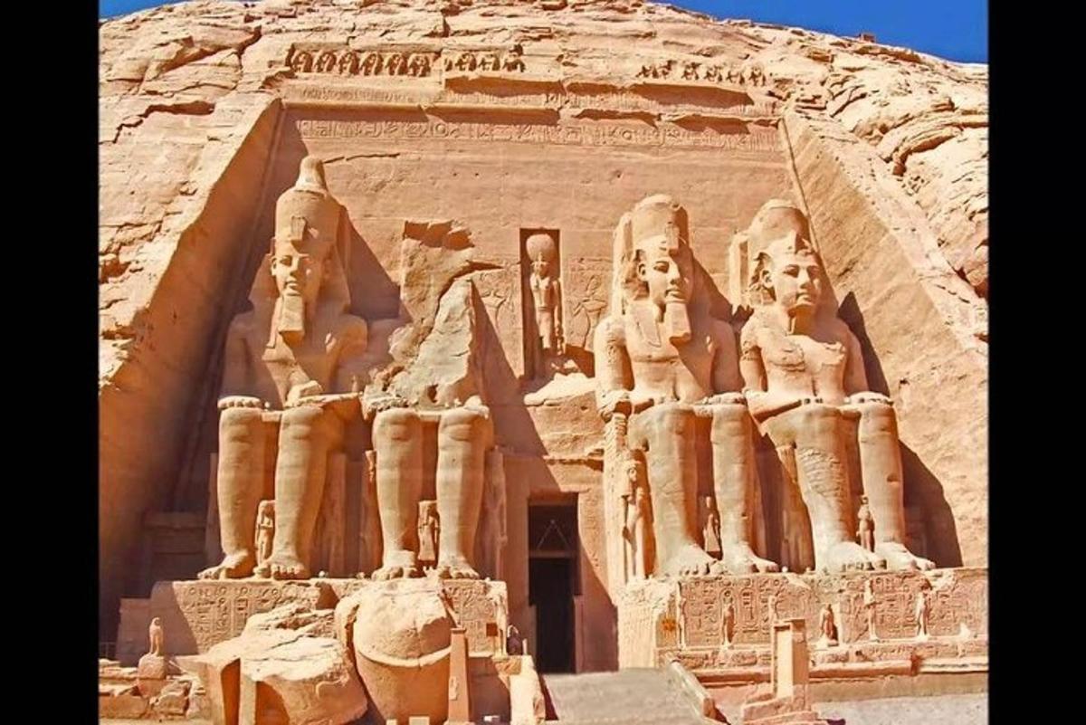 um edifício antigo com estátuas no deserto