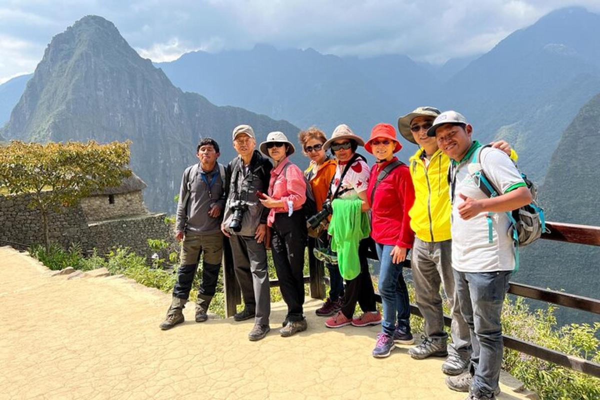 sekumpulan orang berdiri di atas gunung