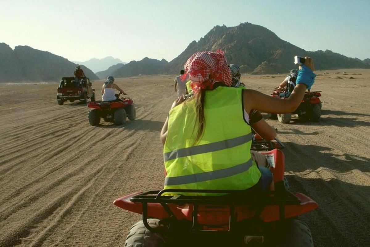 un gruppo di persone in motocicletta nel deserto