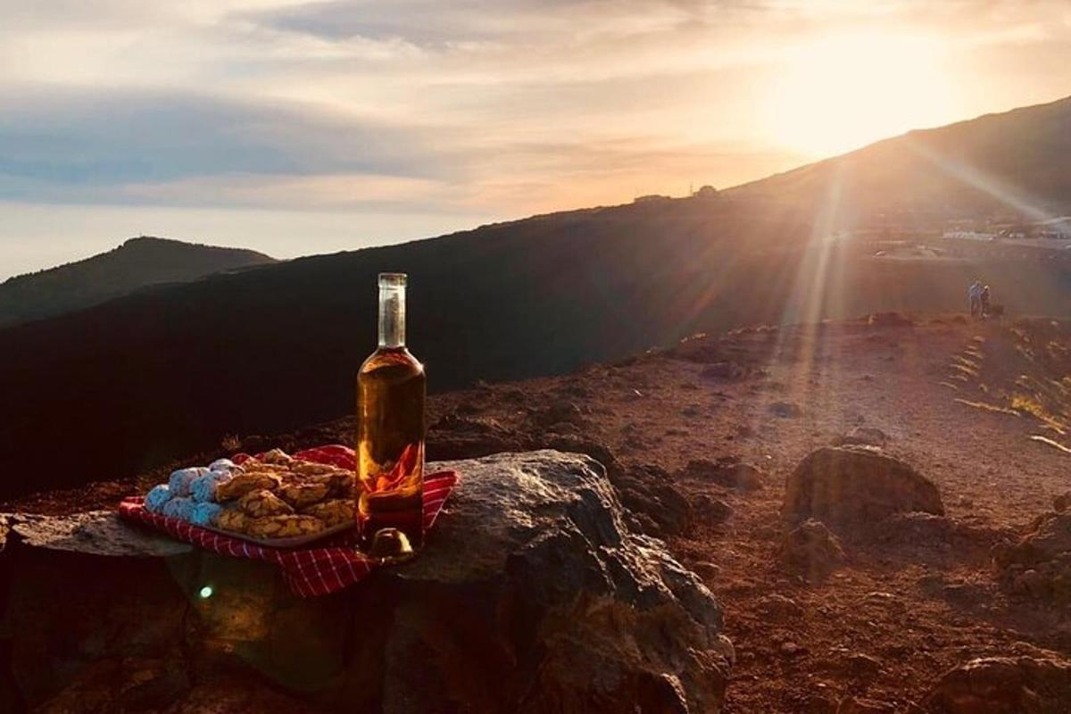 una bottiglia di birra appoggiata sulla cima di una montagna