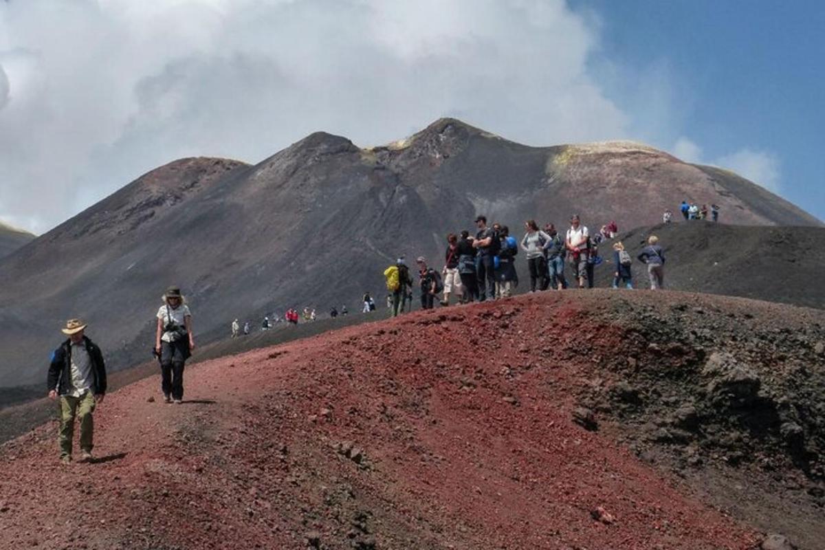 un gruppo di persone che camminano sulla cima di una montagna