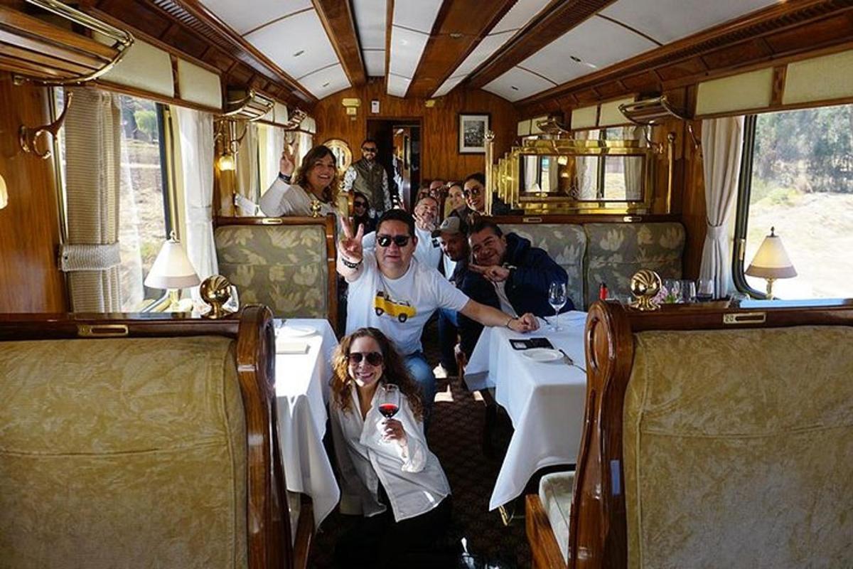 un grup de oameni așezați la mese într-un tren