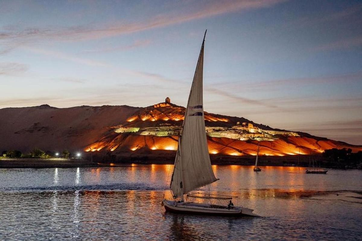 perahu layar di air di depan gunung
