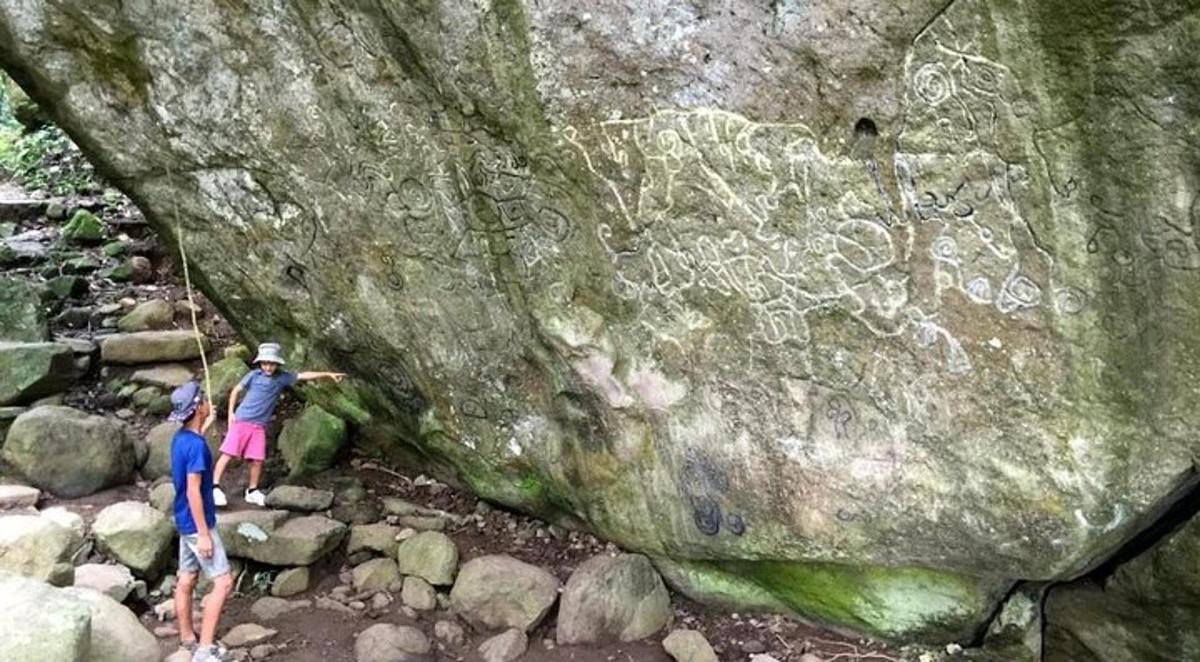 due persone in piedi davanti a una grande roccia