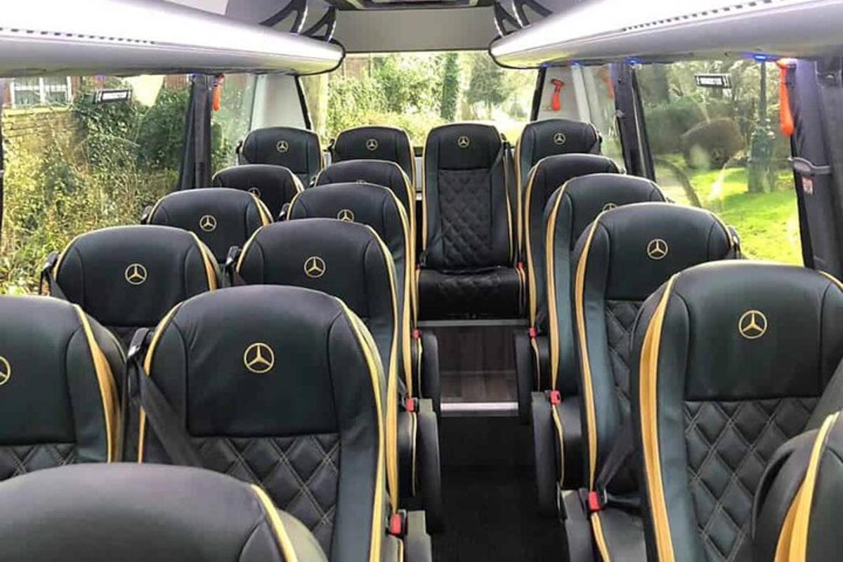 prázdný autobus s černými a žlutými sedadly