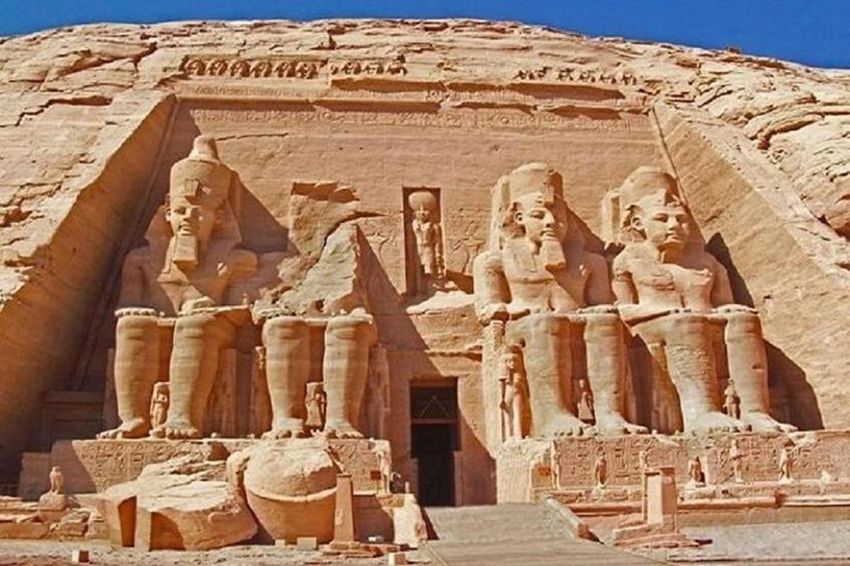 un edifici antic amb estàtues al costat