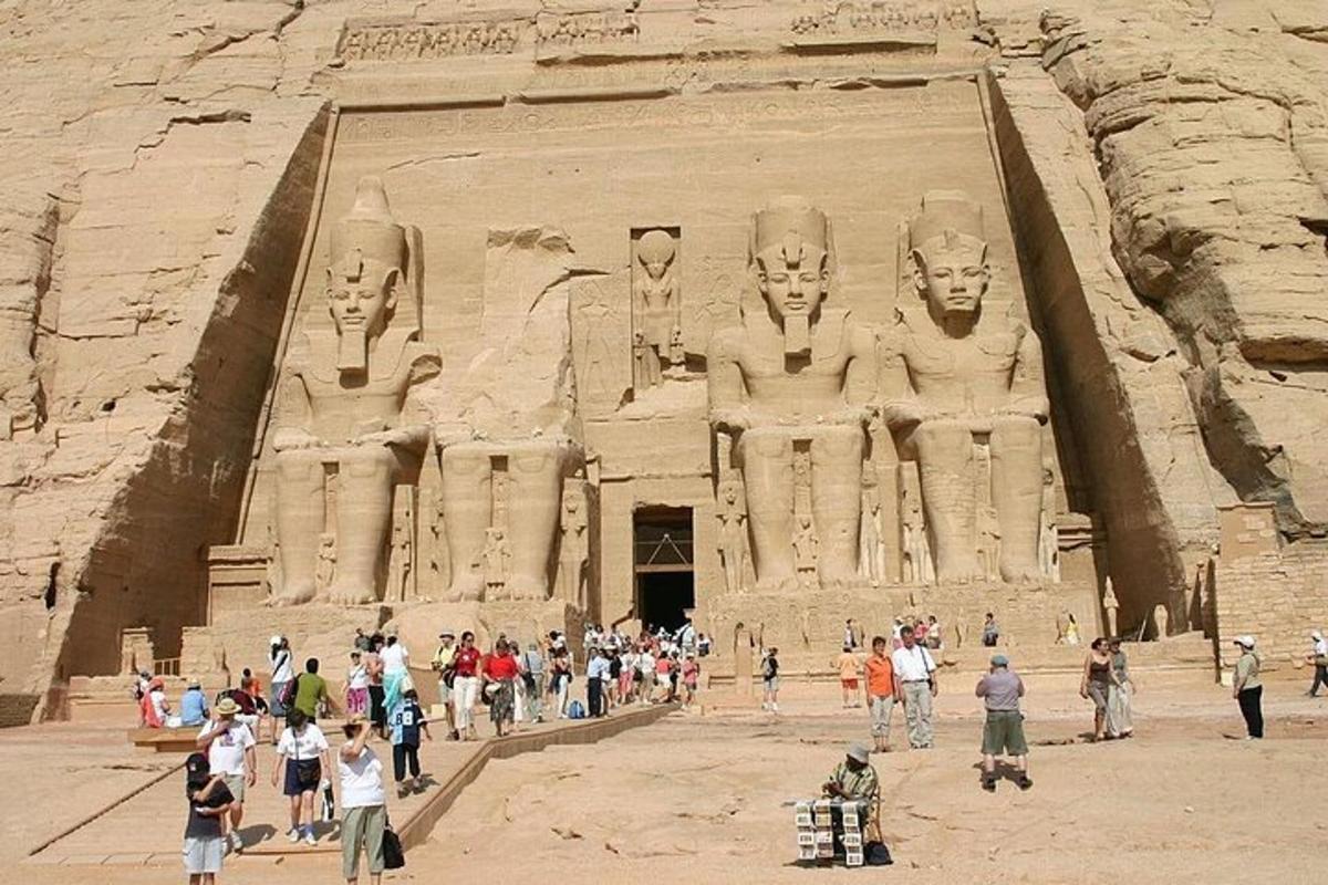 una folla di persone in piedi davanti a thearaoharaoh