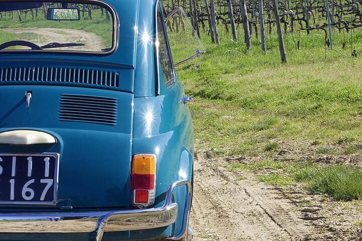 modré auto je zaparkované na prašné cestě