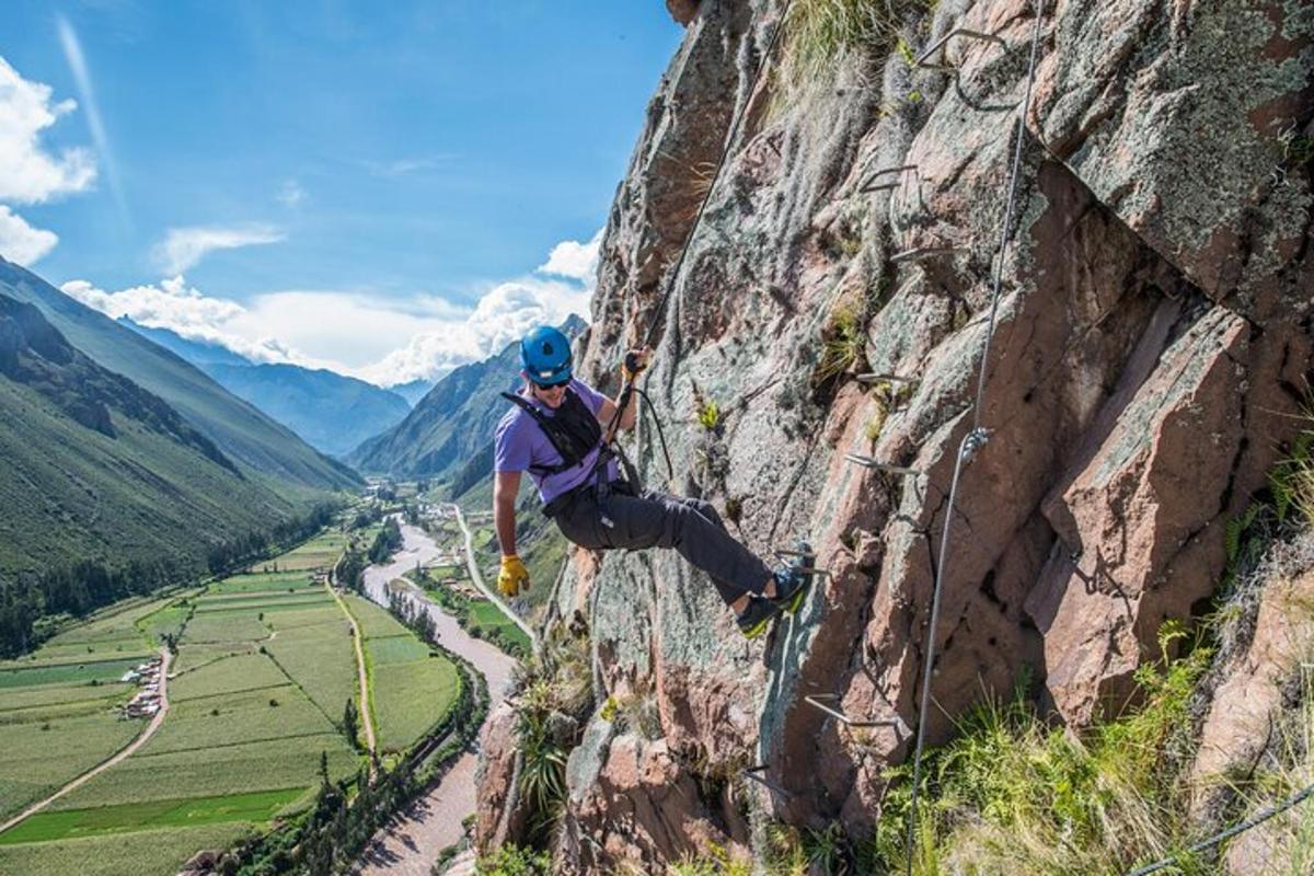 un home escalant una paret de roca en una muntanya