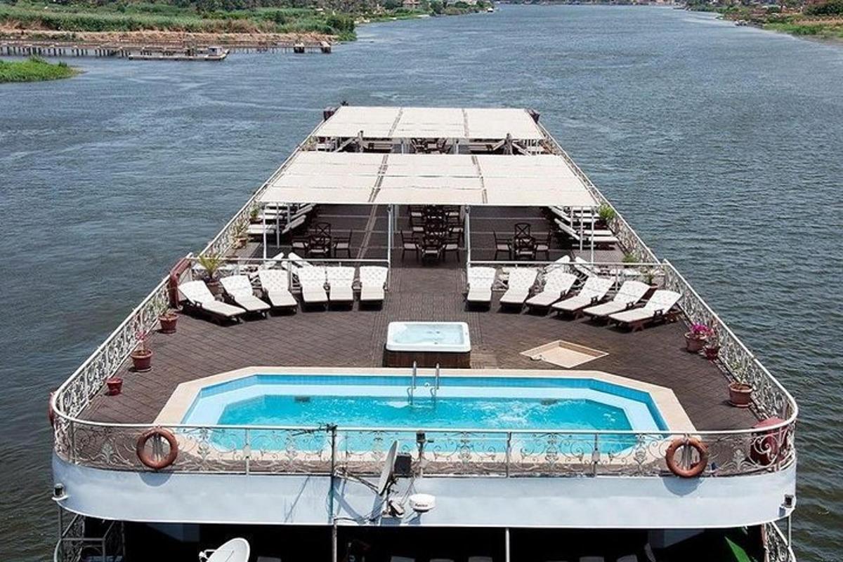 un barco en un río con piscina
