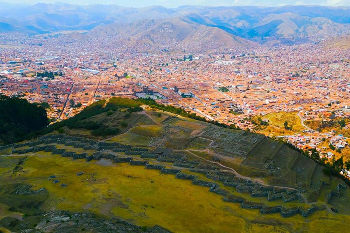 una vista aerea delle rovine di un'antica città