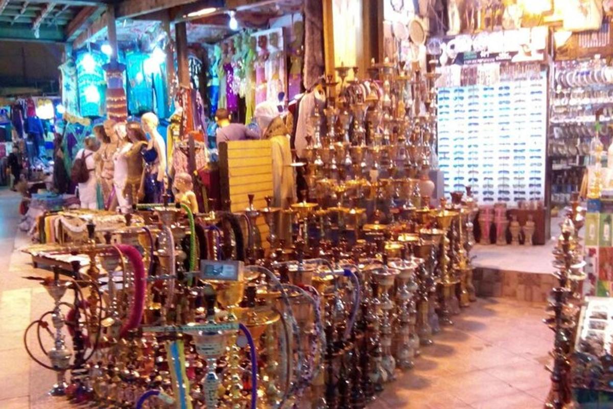 una tienda llena de muchas botellas de vidrio