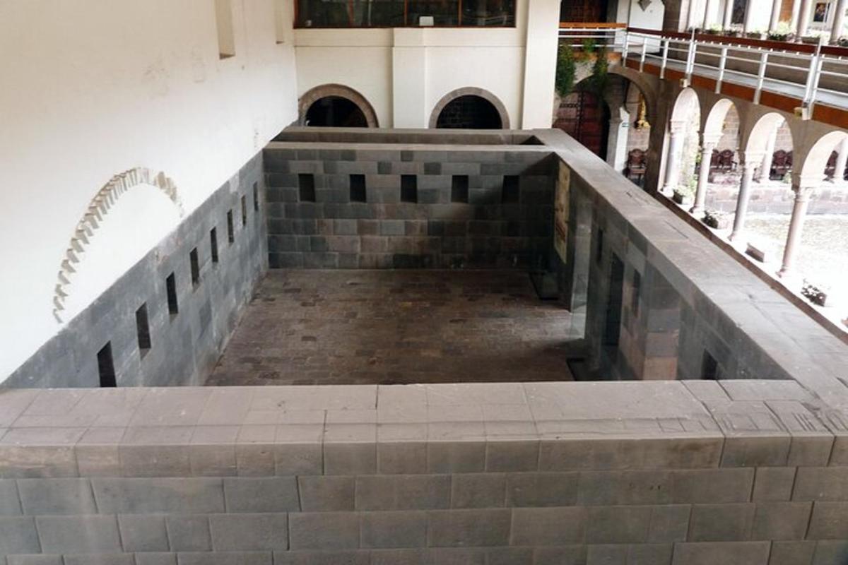 una escala que condueix a un edifici amb una caixa d'escales