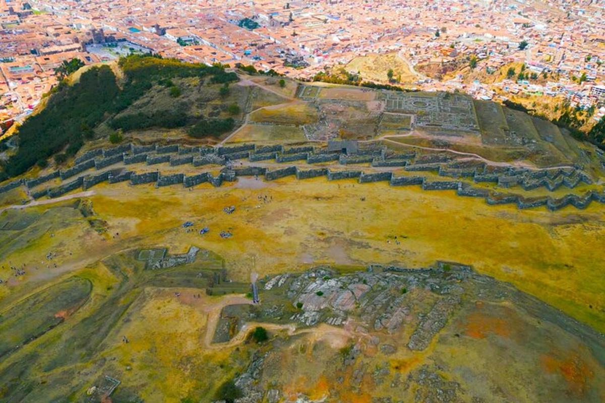 una vista aerea di un antico anfiteatro su una montagna
