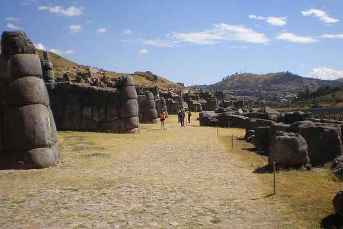 un gruppo di persone che cammina su un sentiero tra le rocce