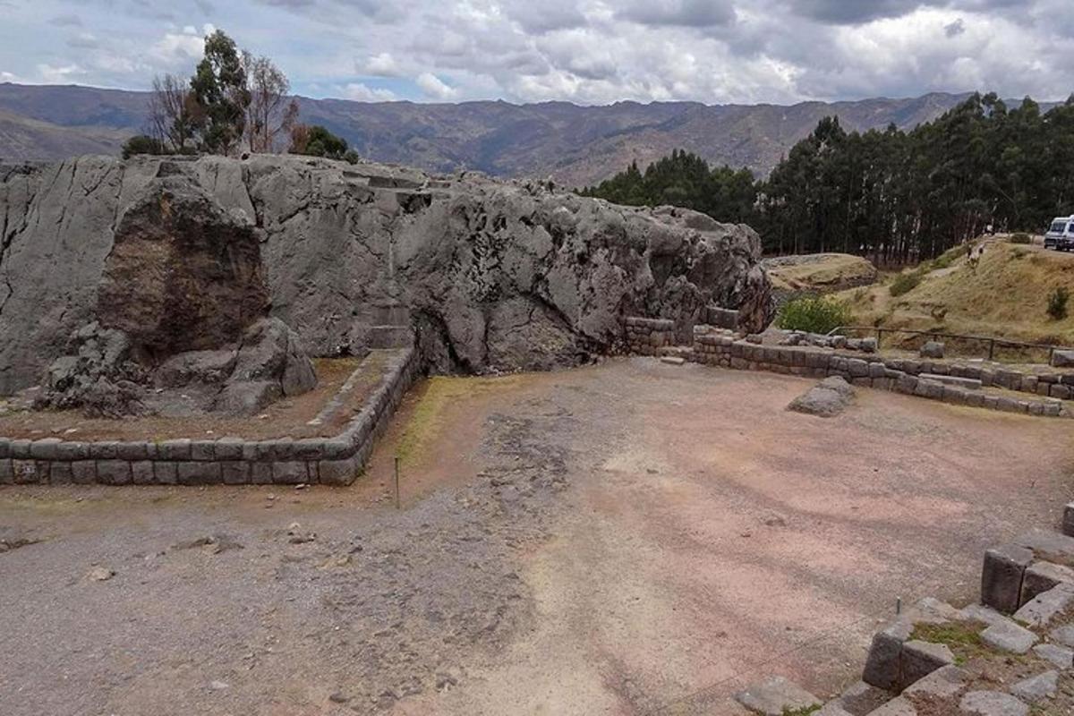 un grande muro di pietra di fronte a una montagna