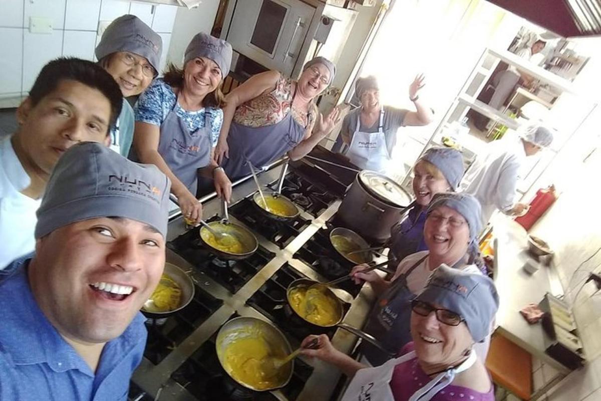 sekumpulan orang di dapur menyediakan makanan