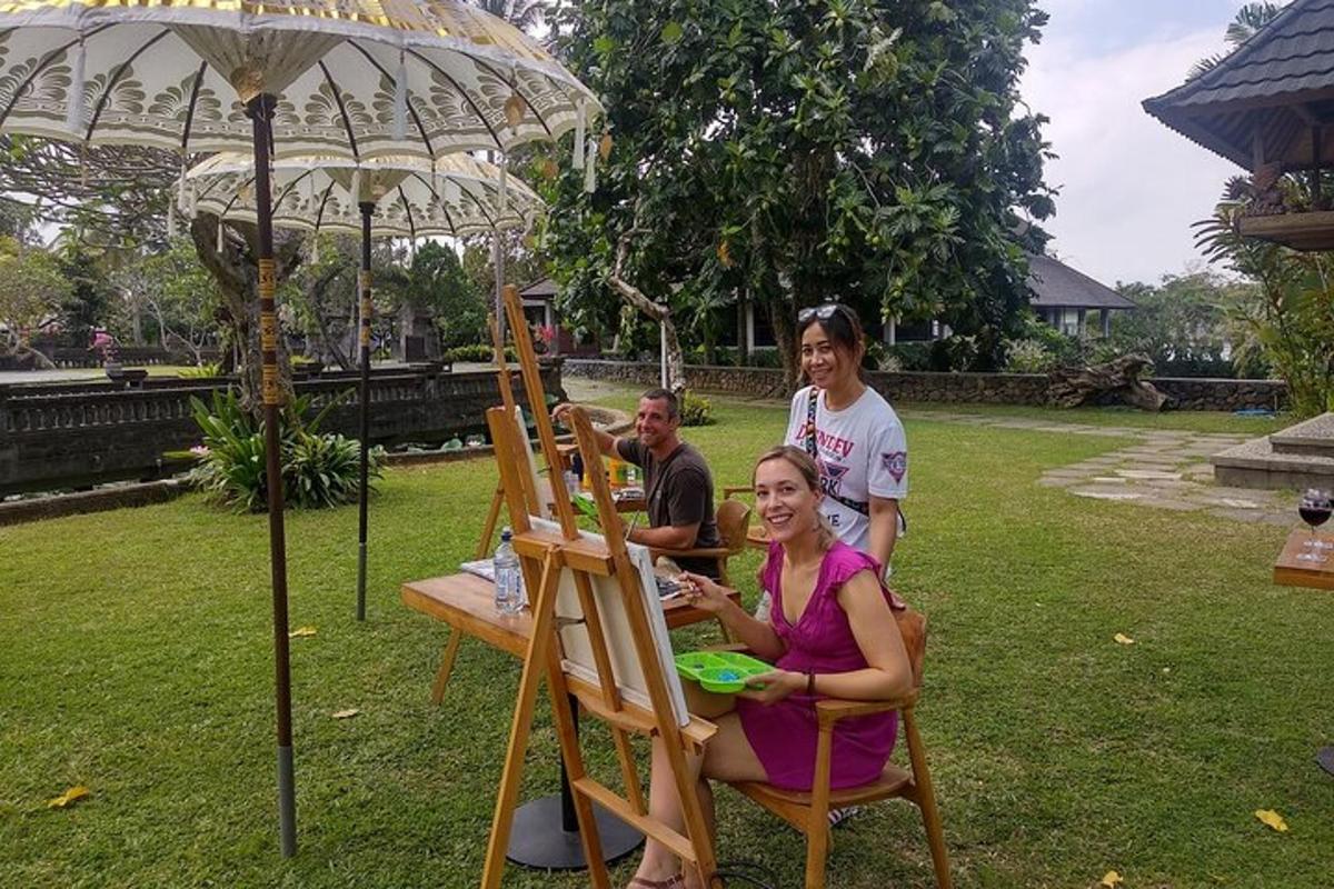 skupina ljudi, ki sedijo pred umetniškim stojalom