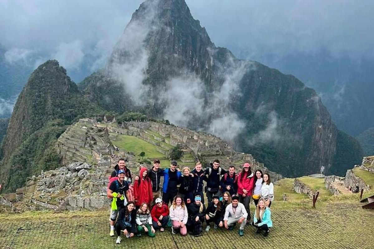 sekelompok orang berpose di depan gunung