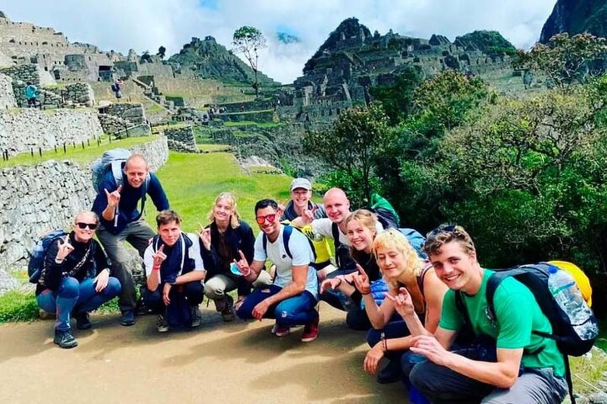 un gruppo di persone in posa per una foto alle rovine