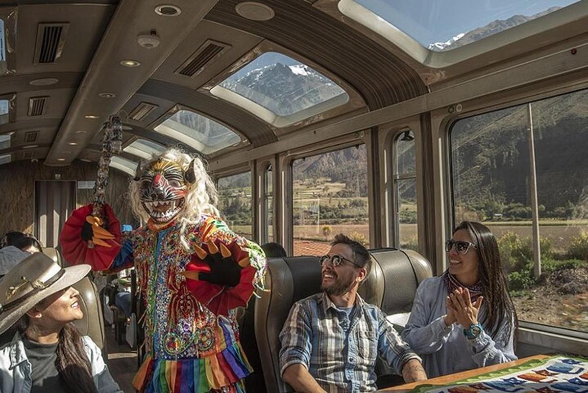 un gruppo di persone sedute su un treno con un clown