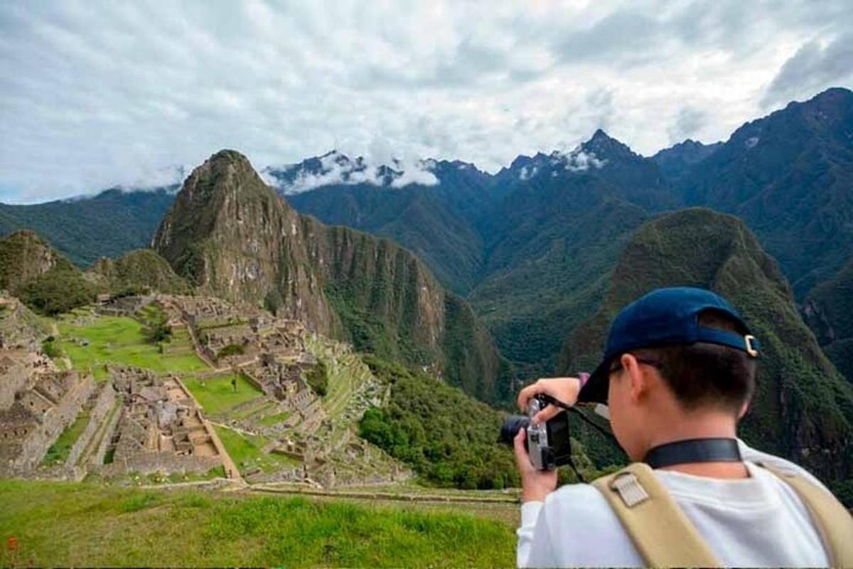 un uomo che scatta una foto di una città antica con una macchina fotografica