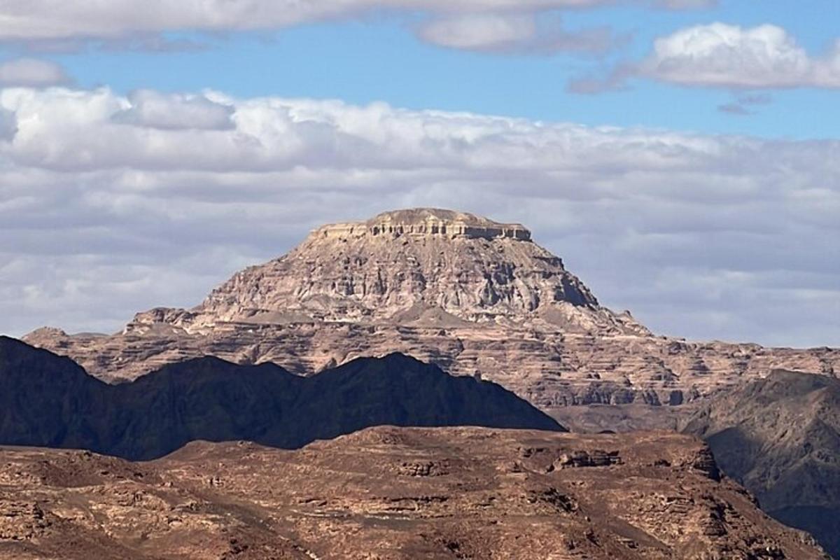 uma montanha no meio de uma cadeia de montanhas