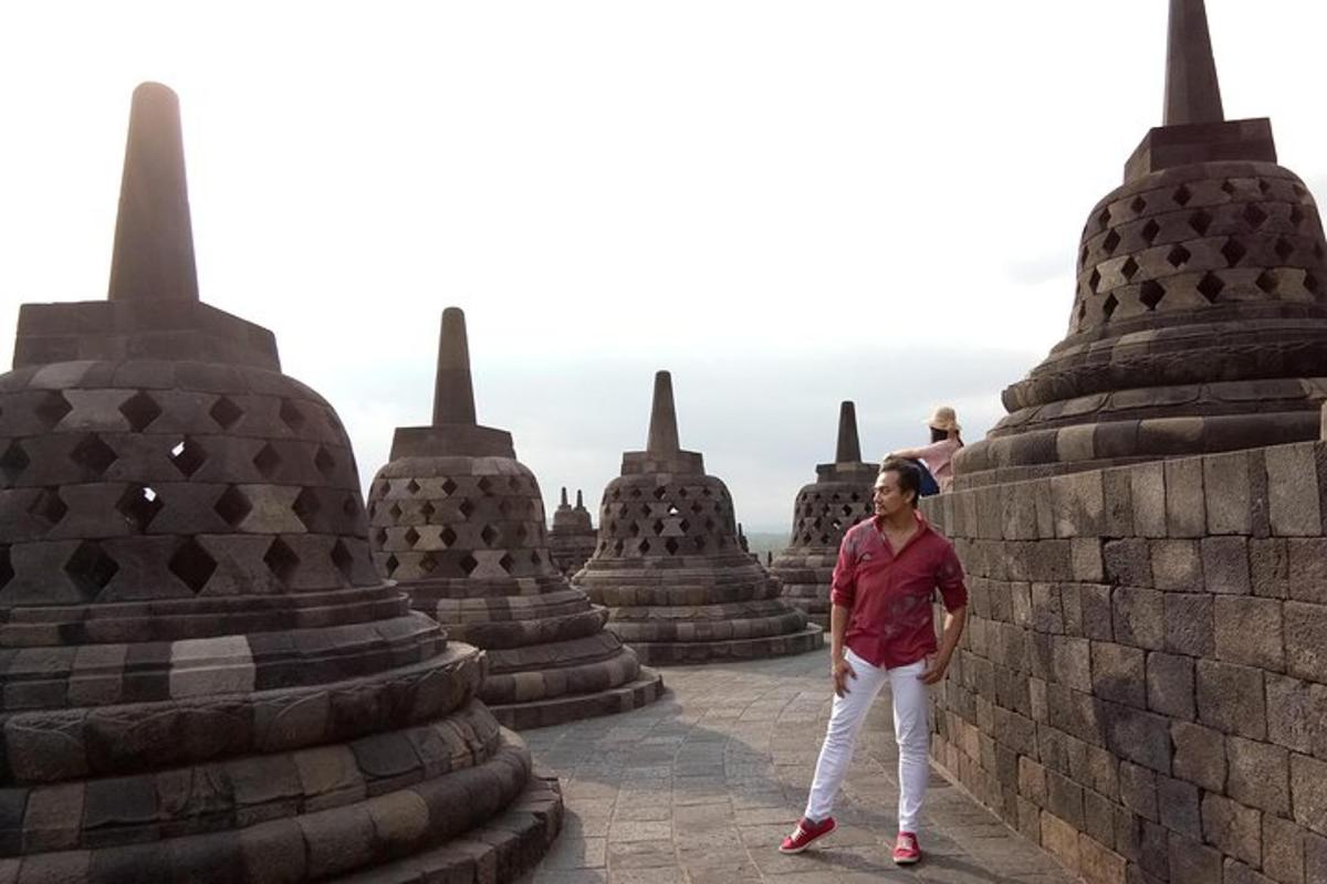 une femme se tient devant un mur dans un ancien temple