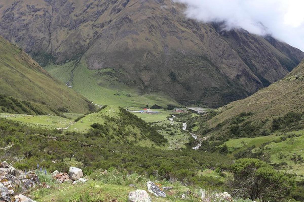 una vista d'una vall en una serralada